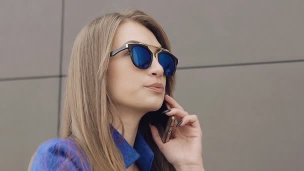 Jolie femme parle au téléphone près du bureau — Video