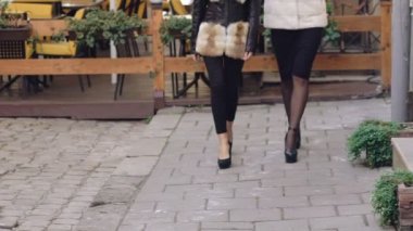 İki kız yürümek kürklü Mont açık güvence verdi. Yavaş yavaş