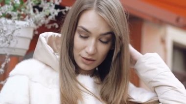 Tutkulu kadın kamera önünde poz kürklü ceket. Yavaş yavaş