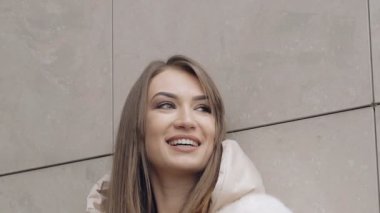 Tutkulu kadın kamera önünde gülümseyen kürklü ceket. Yavaş yavaş