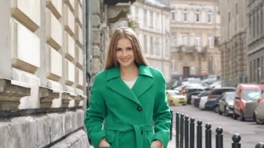 Sevimli kadın yürüyor, pozlar ve şehrin gülümsüyor. Yavaş yavaş