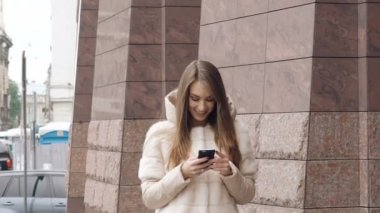 Yürüyüş, telefonu kullanıyor ve ofis gülümseyen mutlu kız. Yavaş yavaş