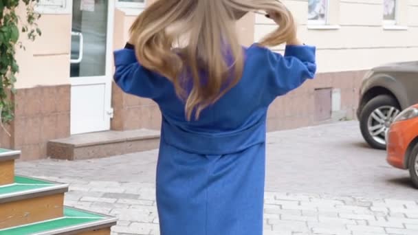 Back look of passionate woman walks, turns and smiles on the street. Slowly — Stock Video