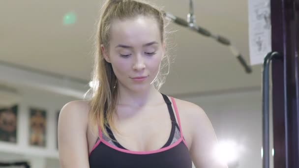 Fitness femme en bonne santé debout et regardant la caméra dans la salle de gym. Doucement. — Video