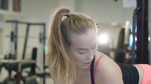 Sportvrouw uitwerkend opheffing van halters in pose op de sportschool. Langzaam — Stockvideo