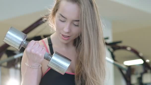 Deportiva haciendo ejercicio levantando pesas en el gimnasio. Despacio. — Vídeos de Stock