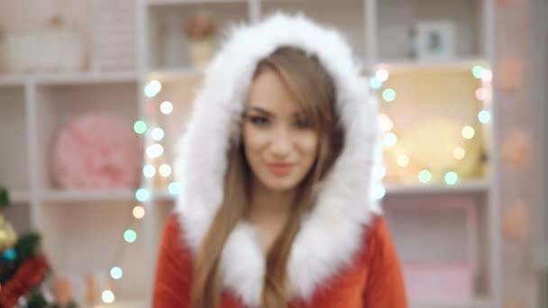 Mulher feliz vestida de glamour terno de donzela de neve mostrando brinquedo Chirstmas em 4K — Vídeo de Stock