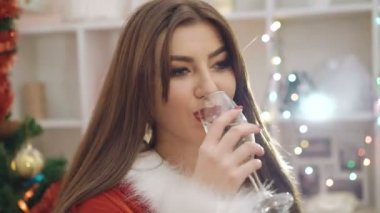 4 k'dan fazla şampanya içmek kar-kızlık elbiseli kadın Giydir