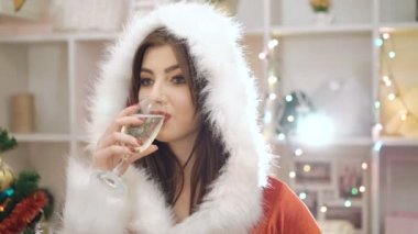 Şampanya içmek ve yeni yıl arifesinde parti 4 k flört glamour kadın