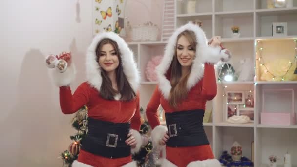 Deux drôles de dames dansant, souriant avec des jouets de Noël en 4K — Video