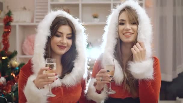 Two young ladies dancing, smiling and drinking champagne in 4K — ストック動画