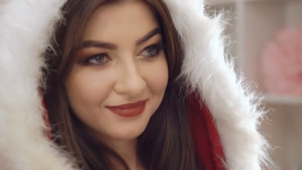 Donna si veste in abito da ragazza neve bere champagne e flirtare in 4K — Video Stock