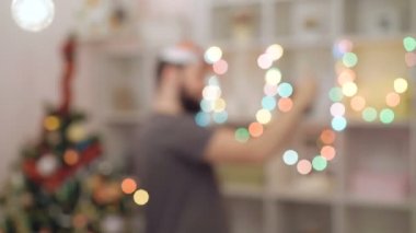 Noel ışıkları ve oyuncaklar 4 k dekorasyon Oda genç adam