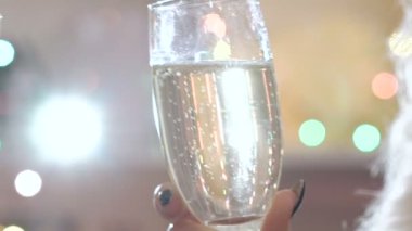 İki kadeh şampanya arka plan yanıp sönen tatilde toasting ile. Yavaş yavaş