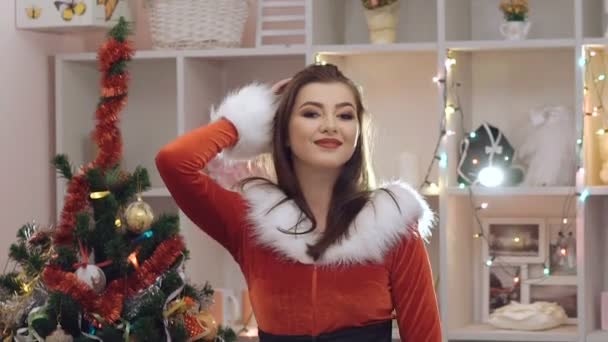 Glamour nő öltözve csillogás hó leánykori öltöny jelentő és mosolyogva. Lassan — Stock videók