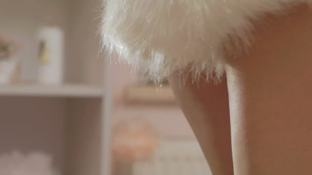 Gros plan de la femme jambes nues dansant en lançant des confettis. Doucement. — Video