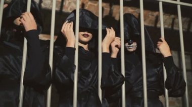 Poz ve 4 k kafesler içinde flört üç kadın vampirler