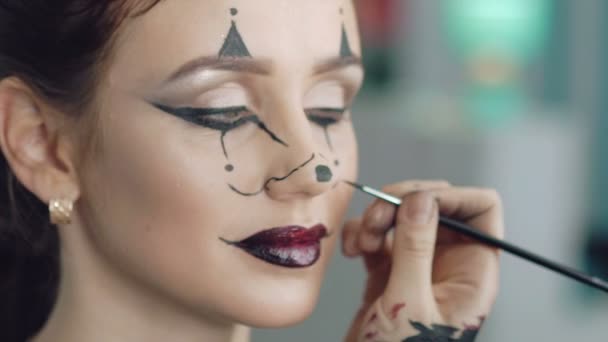 Make up artist make the girl halloween picture of mouse — Stockvideo