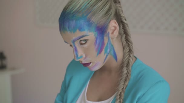 Girl with art makeup staring on the camera. 4K — Stockvideo