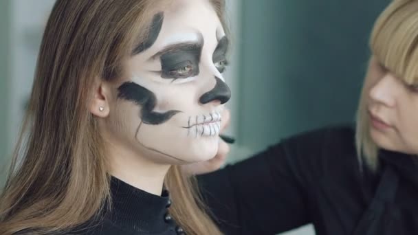 Maquillaje artista hacer la foto de Halloween chica — Vídeo de stock