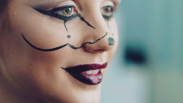 Anwendung von Halloween-Make-up für das Mädchen — Stockvideo