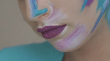 Bak sanat makyaj ile gizemli kızın fotoğraf makinesinde yakın çekim