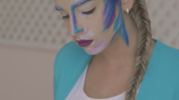 Гламурная девушка с художественным макияжем Снежная Королева загадочным образом смотрит в сторону — стоковое видео