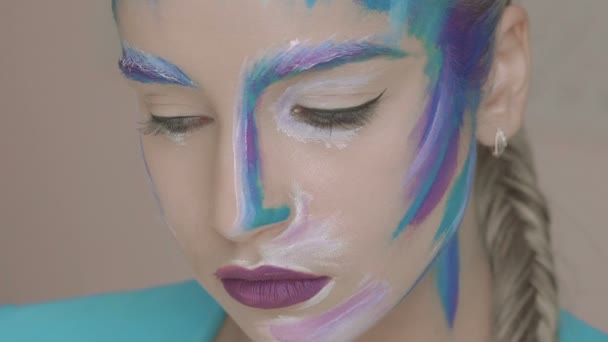 Girl with art makeup of the snow queen staring mysteriously on camera — Stock video