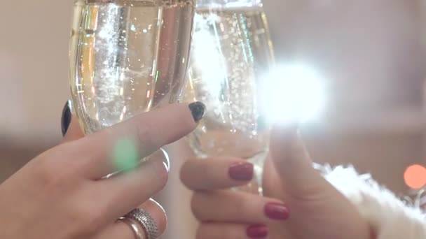 Zbliżenie dłoni dziewczyny opiekania z boczny szampana. Powoli — Wideo stockowe