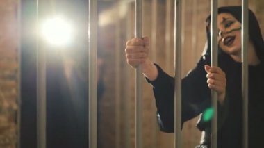 Korkutuyor ve 4 k kafesler poz Dişi vampir