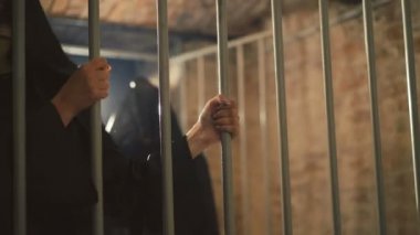 Korkutuyor ve 4 k kafesler poz dişi vampirler