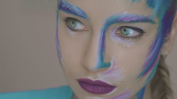 Glamour girl with art makeup of the snow queen gazing mysteriously aside — Stockvideo