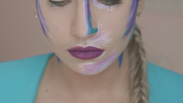 Гламурная девушка с художественным макияжем Снежной Королевы, загадочно смотрящая на камеру — стоковое видео