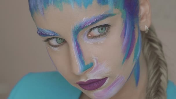 Girl with art makeup of the snow queen staring mysteriously aside — Stock Video