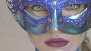 Yeşil gözleri gizemli kız kış sanat makyaj ile Venedik maskeli bak