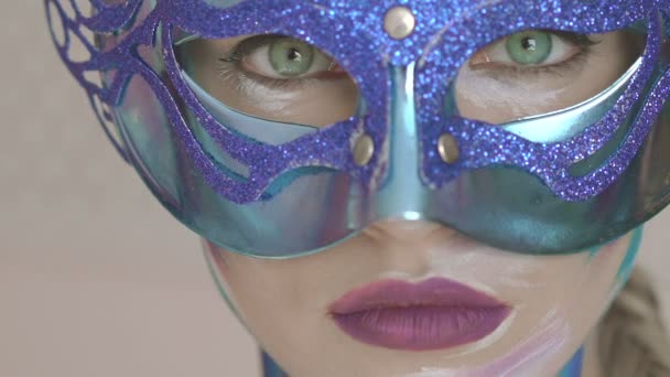 Olhos verdes olham da menina misteriosa em máscara veneziana com a arte de inverno compõem — Vídeo de Stock