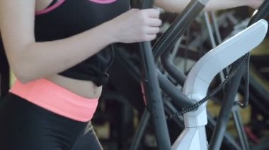 Orbitrek üzerinde eğitim kızın yakın çekim