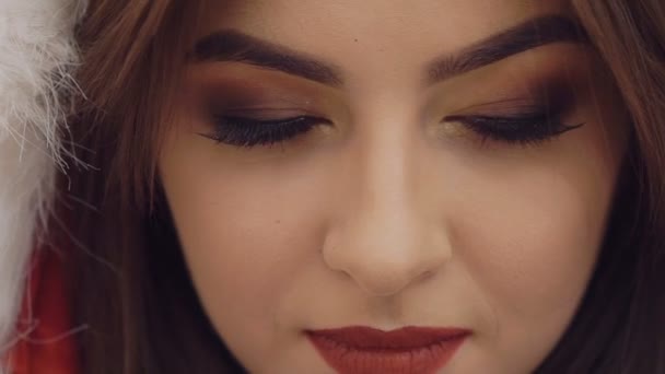 Close-up van portret van meisjes gezicht, ogen op zoek op camera — Stockvideo