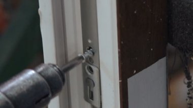 Alt matkap kullanarak yapar. Yavaş yavaş