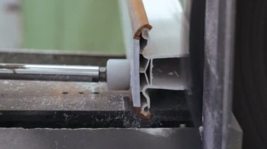 Alt matkap üzerinde fabrika kullanarak yapar. Yavaş yavaş