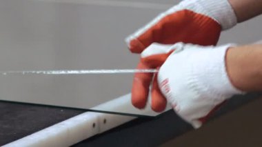 Pencere pencere ve fabrika ile çalışan adam. Yavaş yavaş
