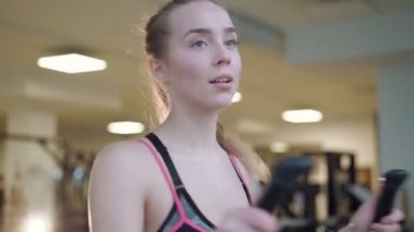 Çekici kız 4 k spor salonunda koşu bandı üzerinde çalışan