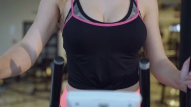 Çekici kız 4 k spor salonunda Bisiklet simülatörü ile çalışma dışarı