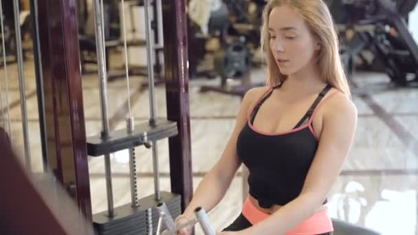 Kız egzersiz 4k spor salonunda simülatörde güç ile — Stok video