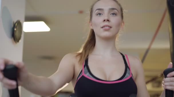 La fille s'entraîne avec le simulateur devant la caméra dans la salle de gym 4K — Video