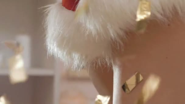 Close up van blote benen vrouw dansen in het gooien van confetti — Stockvideo