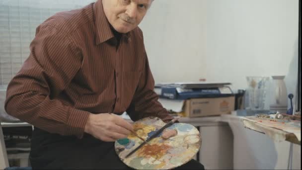 Stary człowiek artysta malarstwo — Wideo stockowe