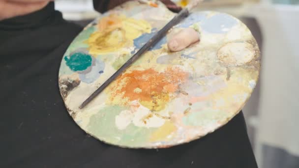 Artiste professionnel peint un tableau. 4k — Video