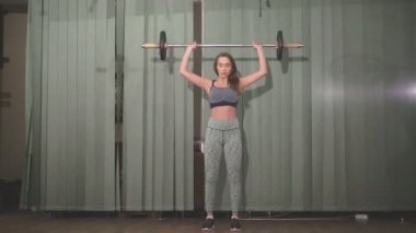 Güzel kız bir halter saldırılarla yok