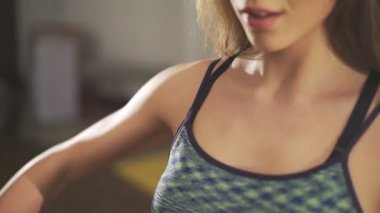 Kız kelebek egzersizleri yapıyor yakın çekim